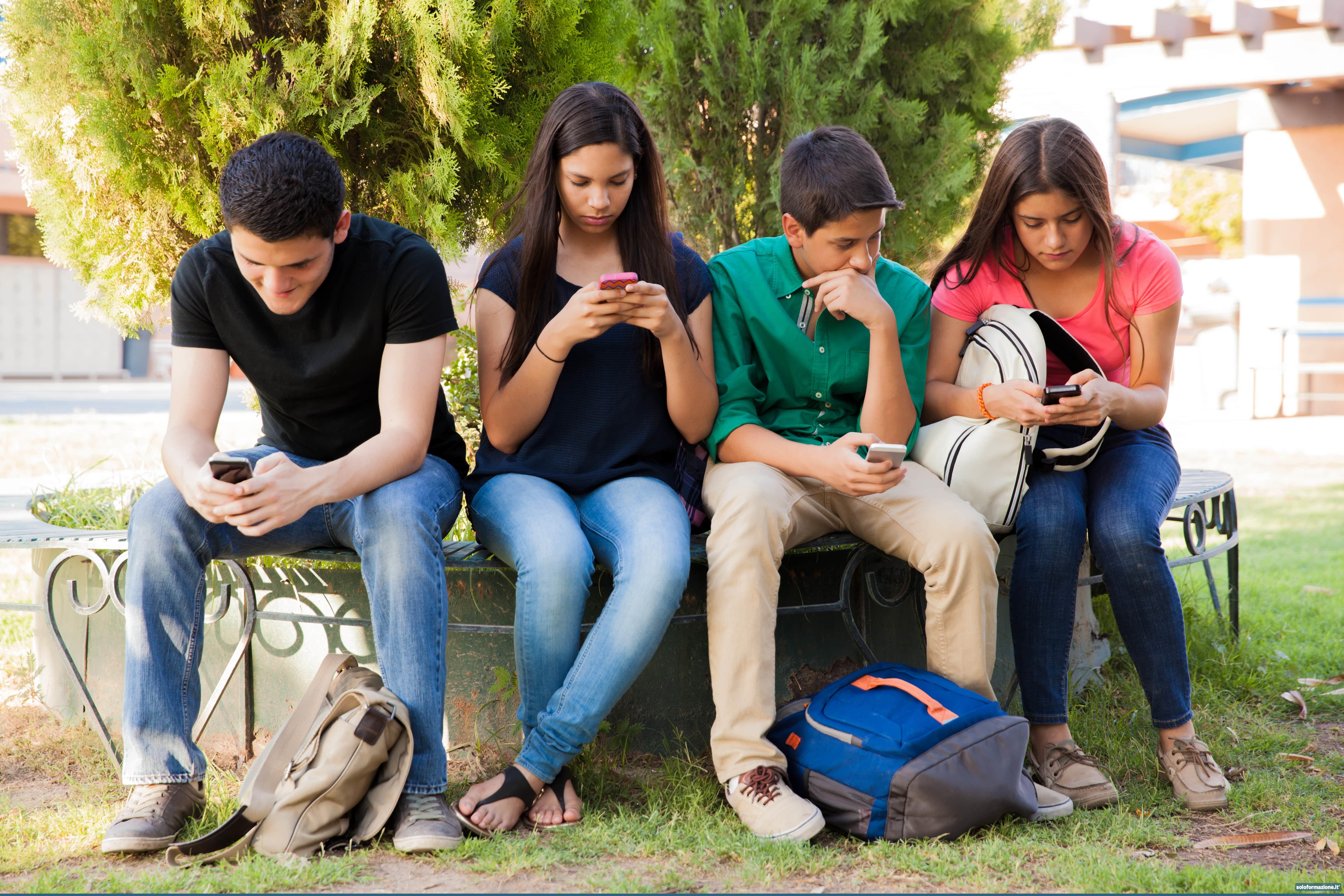 Studenti senza smartphone a scuola: in aumento le capacità relazionali e l' attività fisica